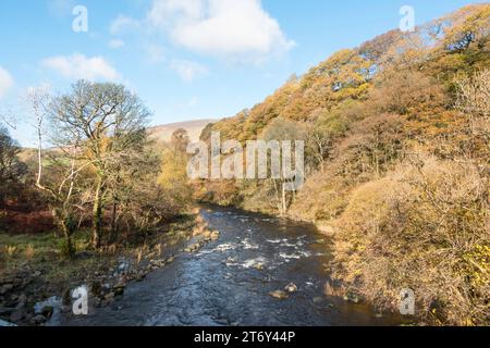 Herbstlicher Blick auf den Fluss Greta vom Keswick nach Thelkeld Railway Walk, Cumbria, England, Großbritannien Stockfoto