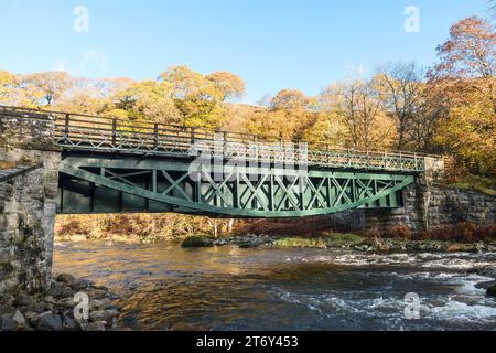 Herbstblick auf eine Brücke über den Fluss Greta am Bahnweg Keswick nach Thelkeld, Cumbria, England, Großbritannien Stockfoto