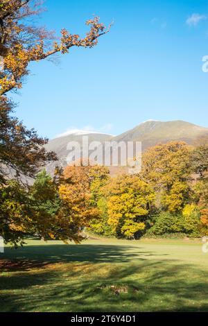 Herbstblick im Fitz Park mit einem schneebedeckten Latrigg und Skiddaw im Hintergrund, Keswick, England, Großbritannien Stockfoto