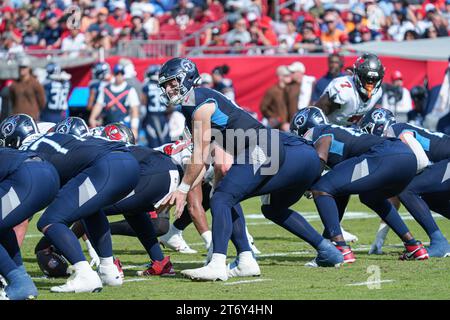 Tampa Bay, Florida, USA, 12. November 2023, Tennessee Titans Quarterback wird Levis Platz 8 in der ersten Halbzeit im Raymond James Stadium. (Foto: Marty Jean-Louis) Stockfoto