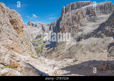 Trekking in der Pale di San Martino Gruppe in den italienischen Dolomiten. Imposante Kalksteinmauern und tiefes felsiges Tal. Dolomitische Alpenlandschaften. Stockfoto