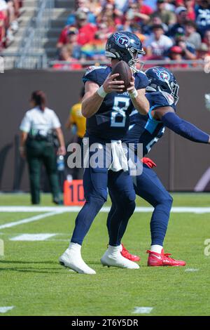 Tampa Bay, Florida, USA, 12. November 2023, Tennessee Titans Quarterback wird Levis Platz 8 in der ersten Halbzeit im Raymond James Stadium. (Foto: Marty Jean-Louis) Stockfoto