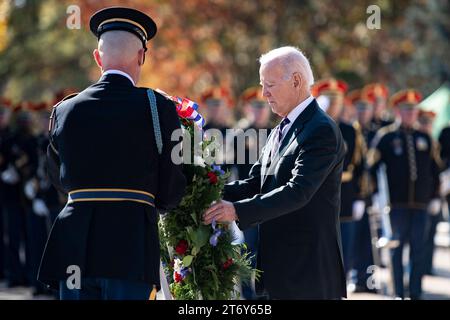 Arlington, Usa. 11. November 2023. US-Präsident Joe Biden, platziert einen Kranz am Grab des Unbekannten Soldaten während des 70. National Veterans Day auf dem Arlington National Cemetery, 11. November 2023 in Arlington, Virginia. Quelle: Elizabeth Fraser/US Army Photo/Alamy Live News Stockfoto