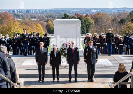 Arlington, Usa. 11. November 2023. Von links nach rechts: US-Präsident Joe Biden, Vizepräsident Kamala Harris, Sekretär für Veteranenangelegenheiten Denis McDonough und Kommandant General General Trevor Bredenkamp der National Capital Region, am Grabmal des Unbekannten Soldaten während des 70. National Veterans Day auf dem Arlington National Cemetery, 11. November 2023 in Arlington, Virginia. Quelle: Elizabeth Fraser/US Army Photo/Alamy Live News Stockfoto