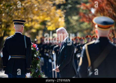 Arlington, Usa. 11. November 2023. US-Präsident Joe Biden, platziert einen Kranz am Grab des Unbekannten Soldaten während des 70. National Veterans Day auf dem Arlington National Cemetery, 11. November 2023 in Arlington, Virginia. Quelle: Elizabeth Fraser/US Army Photo/Alamy Live News Stockfoto