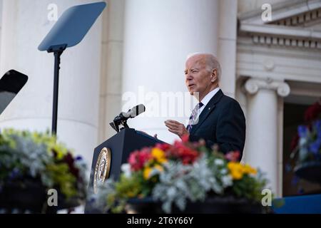 Arlington, Usa. 11. November 2023. US-Präsident Joe Biden hält während des 70. National Veterans Day auf dem Arlington National Cemetery am 11. November 2023 in Arlington, Virginia, eine Rede. Quelle: Elizabeth Fraser/US Army Photo/Alamy Live News Stockfoto