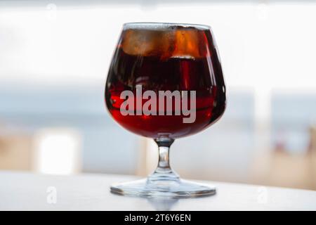 Ein Glas Cognac auf einem Holztisch in der Bar Stockfoto