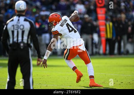 Baltimore, Usa. November 2023. Cleveland Browns Quarterback Deshaun Watson (4) verliert sein Gleichgewicht gegen die Baltimore Ravens während der ersten Halbzeit im M&T Bank Stadium in Baltimore, Maryland, am Sonntag, den 12. November 2023. Foto: David Tulis/UPI Credit: UPI/Alamy Live News Stockfoto