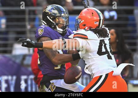 Baltimore, Usa. November 2023. Cleveland Browns' Sione Takitaki (44) blockiert am Sonntag, den 12. November 2023, einen versuchten Touchdown-Pass auf Baltimore Ravens' Keaton Mitchell (34) während der ersten Halbzeit im M&T Bank Stadium in Baltimore, Maryland. Foto: David Tulis/UPI Credit: UPI/Alamy Live News Stockfoto