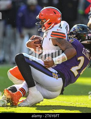 Baltimore, Usa. November 2023. Baltimore Ravens Linebacker Jadeveon Clowney (24) trifft Cleveland Browns Quarterback Deshaun Watson (4) während der ersten Halbzeit im M&T Bank Stadium in Baltimore, Maryland, am Sonntag, den 12. November 2023. Foto: David Tulis/UPI Credit: UPI/Alamy Live News Stockfoto