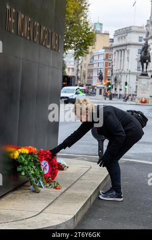 London, Großbritannien. November 2023. Die nationale Front, Tony Martin, legt am Gedenksonntag in Cenotaph, London, einen Kranz, wo es einen Gottesdienst gibt, um den Beitrag der britischen und Commonwealth-Militär- und Zivilsoldaten und Frauen zu gedenken, die an den beiden Weltkriegen und späteren Konflikten beteiligt waren. Credit: Mary-Lu Bakker/Alamy Live News Credit: Mary-Lu Bakker/Alamy Live News Stockfoto