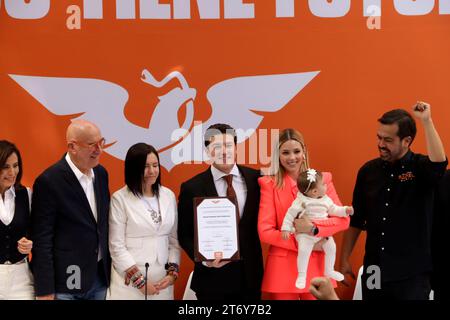 12. November 2023, Mexiko-Stadt, Mexiko: Der Gouverneur des Bundesstaates Nuevo Leon, Samuel Garcia, in Begleitung seiner Frau Mariana Rodriguez und seiner Tochter Mariel, meldete sich als Vorkandidat für das Präsidentenamt am nationalen Hauptsitz der Bürgerbewegung an. In Mexiko-Stadt. Am 12. November 2023 in Mexiko-Stadt, Mexiko (Foto: Luis Barron / Eyepix Group/SIPA USA). Stockfoto