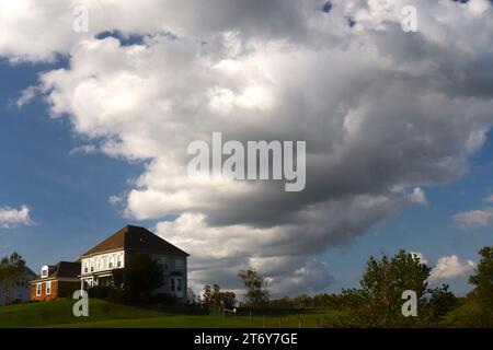 Riesige Sturmwolken steigen auf die Wohngemeinschaft Stockfoto