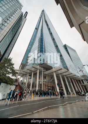 The Shard, London, Großbritannien. Oktober 2023. Abstraktes Winkelfoto des Shard-Gebäudes London, das Personen zur Perspektive in den Vordergrund zeigt. Stockfoto