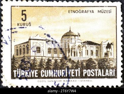 Gestempelte Briefmarke, gedruckt von der Türkei, die das Ethnographische Museum in Ankara zeigt, um 1963. Stockfoto