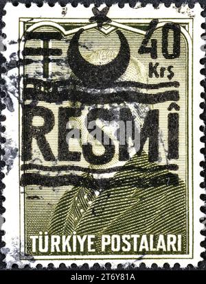 Gestempelte Briefmarke gedruckt von der Türkei, die offizielle Briefmarken zeigt, Ismet Inonu, Overprint RESMI, um 1955. Stockfoto