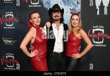 12. November 2023, Hamburg: Stefanie Hertel (r), Sängerin, kommt mit ihrer Tochter Johanna Mross und ihrem Mann Lanny Lanner zur Premiere des Musicals Tanz der Vampire im Hamburger Operettenhaus. Foto: Daniel Bockwoldt/dpa Stockfoto