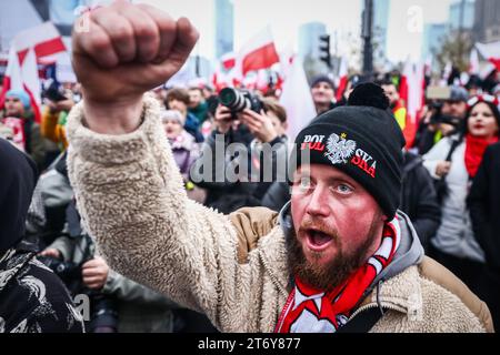 11. November 2023, Warschau, Polen: Die Menschen nehmen an dem von rechtsextremen Unterstützern und nationalistischen Gruppen organisierten Unabhängigkeitsmarsch Teil, um den 105. Jahrestag der Wiedererlangung Polens zu feiern. Warschau, Polen am 11. November 2023. Tausende von Polen aus Warschau und dem ganzen Land kamen am Tag der Unabhängigkeit der Nationen in die polnische Hauptstadt (Foto: © Beata Zawrzel/ZUMA Press Wire). Nicht für kommerzielle ZWECKE! Stockfoto