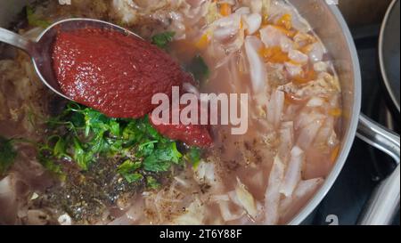 Weißkohl gedünstet mit Tomatensauce, Gemüse, Vegetarismus Stockfoto