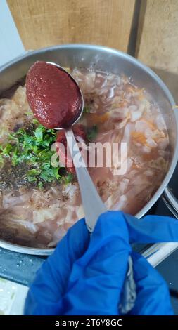 Weißkohl gedünstet mit Tomatensauce, Gemüse, Vegetarismus Stockfoto