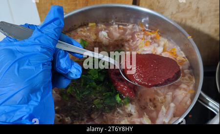 Weißkohl gedünstet mit Tomatensauce, Gemüse, Vegetarismus Stockfoto