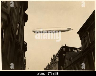 1930 c., DEUTSCHLAND : der GRAF ZEPPELIN LZ 127 , fliegt über einer deutschen Stadt . Das Schiff, LZ 127 Graf Zeppelin, war im Linienverkehr und wurde 1940 auf Befehl von Hermann Göring verschrottet. Die LZ 127 war der am 8. Juli 1928 in Friedrichshafen gebaute Grund, warum sie ab dem 11. Oktober desselben Jahres in Rekordzeit den Atlantik überquerte ( 9.926 km in 111 Flugstunden ) nach Lake Hurst in New Jersey, USA . 1929 absolvierte er die 6-stufige Around the World-Reise, die vom amerikanischen Verlagsmagnaten WILLIAM RANDOLPH HEARST finanziert wurde. Im Jahr 1931 Stockfoto