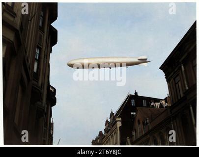 1930 c., DEUTSCHLAND : der GRAF ZEPPELIN LZ 127 , fliegt über einer deutschen Stadt . Das Schiff, LZ 127 Graf Zeppelin, war im Linienverkehr und wurde 1940 auf Befehl von Hermann Göring verschrottet. Die LZ 127 war der am 8. Juli 1928 in Friedrichshafen gebaute Grund, warum sie ab dem 11. Oktober desselben Jahres in Rekordzeit den Atlantik überquerte ( 9.926 km in 111 Flugstunden ) nach Lake Hurst in New Jersey, USA . 1929 absolvierte er die 6-stufige Around the World-Reise, die vom amerikanischen Verlagsmagnaten WILLIAM RANDOLPH HEARST finanziert wurde. Im Jahr 1931 Stockfoto