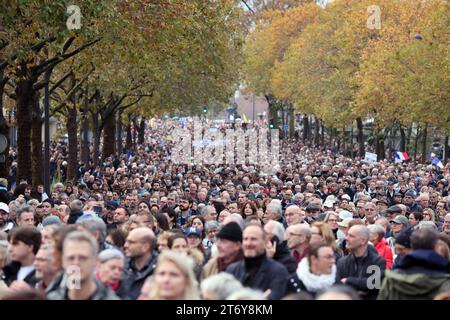 Paris, Frankreich. November 2023. Menschen marschieren durch die Straßen von Paris während eines marsches gegen den Antisemitismus am Sonntag, den 12. November 2023. Mehr als 100.000 Menschen marschierten in der Hauptstadt, um gegen den zunehmenden Antisemitismus im Gefolge des anhaltenden Krieges Israels gegen die Hamas in Gaza zu protestieren. Foto: Maya Vidon-White/UPI Credit: UPI/Alamy Live News Stockfoto