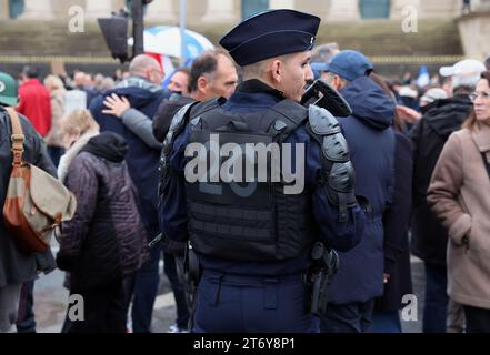 Paris, Frankreich. November 2023. Menschen marschieren durch die Straßen von Paris während eines marsches gegen den Antisemitismus am Sonntag, den 12. November 2023. Mehr als 100.000 Menschen marschierten in der Hauptstadt, um gegen den zunehmenden Antisemitismus im Gefolge des anhaltenden Krieges Israels gegen die Hamas in Gaza zu protestieren. Foto: Maya Vidon-White/UPI Credit: UPI/Alamy Live News Stockfoto