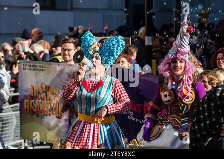 Lord Mayor's Show Prozession 2023, am Tag des Waffenstillstands, vorbei an Geflügel in der historischen Stadt London, Großbritannien. Theatre Royal Stratford East Gruppe Stockfoto