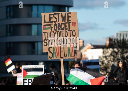 Die nationale Demonstration für Palästina findet am Tag des Waffenstillstands in London statt. Pro-Palästina-marsch von einer riesigen Anzahl von Demonstranten. Stockfoto