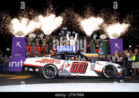 4. November 2023, Avondale, AZ, USA: Cole Custer (00) feiert nach dem Gewinn der NASCAR Xfinity Series Championship auf dem Phoenix Raceway in Avondale AZ. (Credit Image: © Colin Mayr Grindstone Media Grou/ASP) NUR REDAKTIONELLE VERWENDUNG! Nicht für kommerzielle ZWECKE! Stockfoto