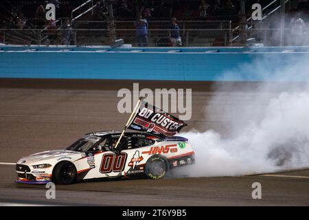 4. November 2023, Avondale, AZ, USA: Cole Custer (00) feiert nach dem Gewinn der NASCAR Xfinity Series Championship auf dem Phoenix Raceway in Avondale AZ. (Credit Image: © Colin Mayr Grindstone Media Grou/ASP) NUR REDAKTIONELLE VERWENDUNG! Nicht für kommerzielle ZWECKE! Stockfoto