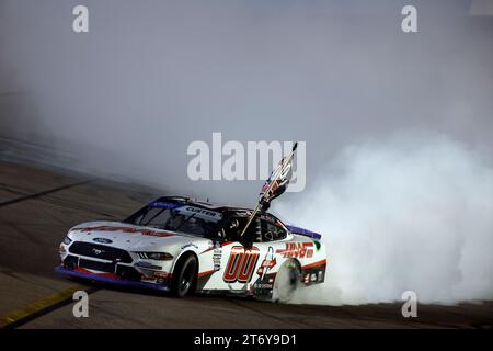 4. November 2023, Avondale, AZ, USA: NASCAR Xfinity Series Driver, Cole Custer (00) gewinnt die NASCAR Xfinity Series Championship auf dem Phoenix Raceway in Avondale AZ. (Credit Image: © Stephen A Arce Grindstone Media/ASP) NUR REDAKTIONELLE VERWENDUNG! Nicht für kommerzielle ZWECKE! Stockfoto