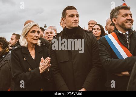 Olivier Donnars / Le Pictorium - März gegen Antisemitismus - 12/11/2023 - Frankreich / Paris - RN-Stellvertretender Marine Le Pen (l.) und RN-Präsident Jordan Bardella (R.) marschieren im vormarsch gegen Antisemitismus, trotz der Missbilligung mehrerer jüdischer Organisationen, einschließlich des Conseil repräsentatif des institutions juives de France (CRIF). Stockfoto