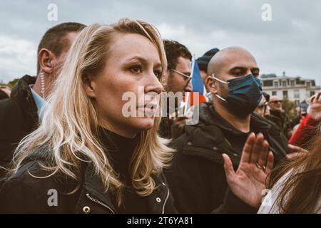 Olivier Donnars / Le Pictorium - März gegen den Antisemitismus - 12/11/2023 - Frankreich / Paris - Marion Marechal-Le Pen, Vizepräsidentin der rechtsextremen Partei Reconquete, marschiert gegen den Antisemitismus, trotz der Missbilligung mehrerer jüdischer Organisationen, einschließlich des Conseil repräsentatif des institutions juives de France (CRIF). Stockfoto