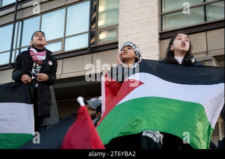 Am 11. November 2023 marschierten Hunderttausende von Menschen zur Unterstützung Palästinas und forderten einen Waffenstillstand und das Ende der Bombardierung des Gazastreifens Stockfoto