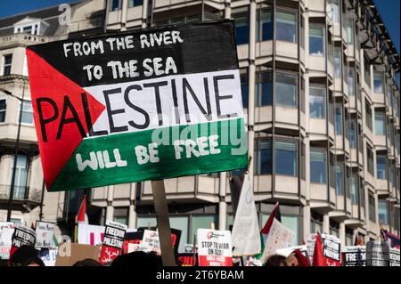 Am 11. November 2023 marschierten Hunderttausende von Menschen zur Unterstützung Palästinas und forderten einen Waffenstillstand und das Ende der Bombardierung des Gazastreifens. Stockfoto