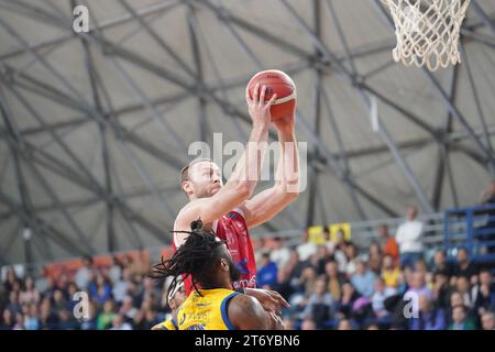 Während des Spiels GIVOVA Scafati gegen EA7 Emporio Armani Milano, italienische Basketball Serie A in Scafati (SA), Italien, 12. November 2023 Stockfoto