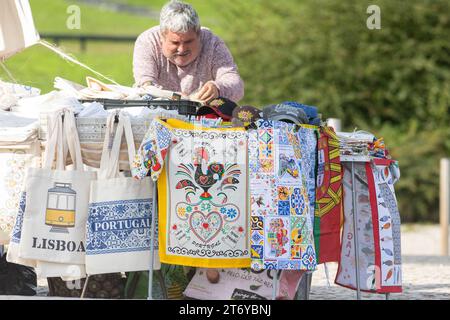 12. november 2023, Lissabon, Portugal: Ein Mann, der nationale Souvenirs verkauft Stockfoto