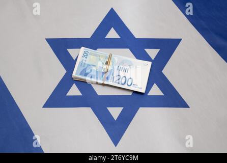 Neue israelische Schekel-Banknoten im Nominalwert mit dem neuen nis von 200. Israel kriminelle Barkredite, Finanzkonzept. Geldpapier Banknoten Rechnungen bezahlen Stockfoto