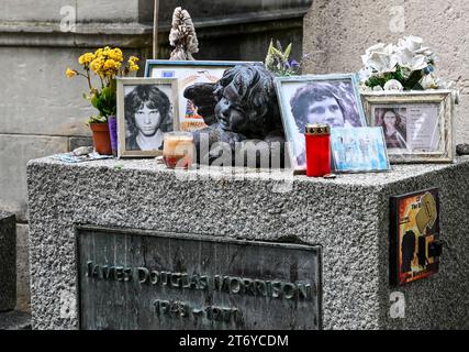 Paris, Frankreich. Juni 2022. Auf dem malerischen und historischen Friedhof von Père-Lachaise können Sie das Grab des legendären Sängers Jim Morrison fotografieren, der bei dem Jungen starb Stockfoto