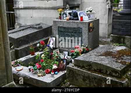 Paris, Frankreich. Juni 2022. Auf dem malerischen und historischen Friedhof von Père-Lachaise können Sie das Grab des legendären Sängers Jim Morrison fotografieren, der bei dem Jungen starb Stockfoto