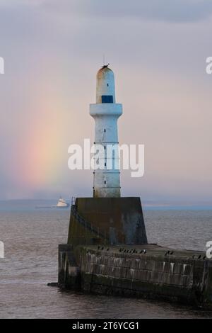 Aberdeen South Breakwater Head Lighthouse und Regenbogen am Eingang zum Hafen von Aberdeen, Aberdeen, Schottland, Großbritannien Stockfoto