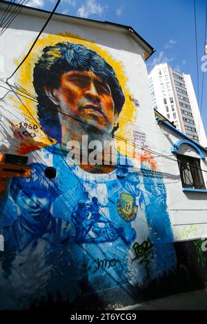 Ein Wandbild an der Wand eines Hauses im Stadtteil Sopocachi zu Ehren des berühmten argentinischen Fußballspielers Diego Armando Maradona (30.10/1960 - 25.11.2020), La Paz, Bolivien. Diego wurde in Bolivien dafür geehrt, dass er das Land unterstützt hat, als es gegen die Einführung eines Verbots der FIFA für internationale Spiele in Höhen von mehr als 2.500 Metern über dem Meeresspiegel im Jahr 2007 protestierte. Das Verbot wurde im Mai 2008 aufgehoben. Stockfoto