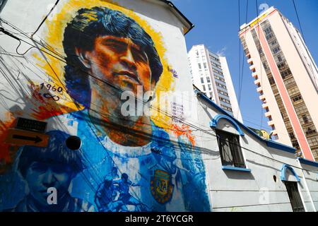 Ein Wandbild an der Wand eines Hauses im Stadtteil Sopocachi zu Ehren des berühmten argentinischen Fußballspielers Diego Armando Maradona (30.10/1960 - 25.11.2020), La Paz, Bolivien. Diego wurde in Bolivien dafür geehrt, dass er das Land unterstützt hat, als es gegen die Einführung eines Verbots der FIFA für internationale Spiele in Höhen von mehr als 2.500 Metern über dem Meeresspiegel im Jahr 2007 protestierte. Das Verbot wurde im Mai 2008 aufgehoben. Stockfoto