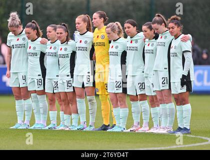 Walton Hall Park, Liverpool, Merseyside, England. November 2023. Die Chelsea-Mannschaft hält während der Gedenkfeier am Sonntag, während des Everton Women Football Club V Chelsea Football Club Women im Walton Hall Park, in der Barclays Women's Super League/Women’s Super League, eine Minute still. (Kreditbild: ©Cody Froggatt/Alamy Live News) Stockfoto