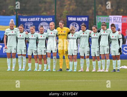 Walton Hall Park, Liverpool, Merseyside, England. November 2023. Die Chelsea-Mannschaft hält während der Gedenkfeier am Sonntag, während des Everton Women Football Club V Chelsea Football Club Women im Walton Hall Park, in der Barclays Women's Super League/Women’s Super League, eine Minute still. (Kreditbild: ©Cody Froggatt/Alamy Live News) Stockfoto