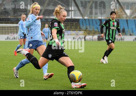 Manchester, Großbritannien. November 2023. Joie Stadium, Manchester, England, 12. November 2023: Katie Robinson (22 Brighton) kontrolliert den Ball während des Spiels der Barclays FA Womens Super League gegen Manchester City im Joie Stadium in Manchester, England am 12. November 2023. (Sean Chandler/SPP) Credit: SPP Sport Press Photo. /Alamy Live News Stockfoto