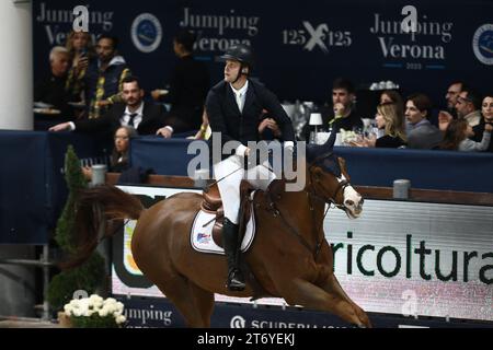 Verona, Italien. November 2023. LONGINES FEI Jumping World Cup™ Verona Credit: Mickael Chavet/Alamy Live News Stockfoto